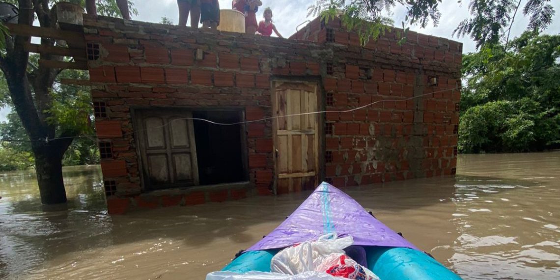Atravesando una zona inundada, el concejal Ocampo asistió a familias con casas anegadas