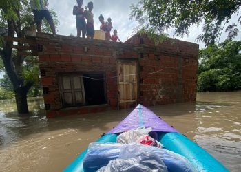 Atravesando una zona inundada, el concejal Ocampo asistió a familias con casas anegadas