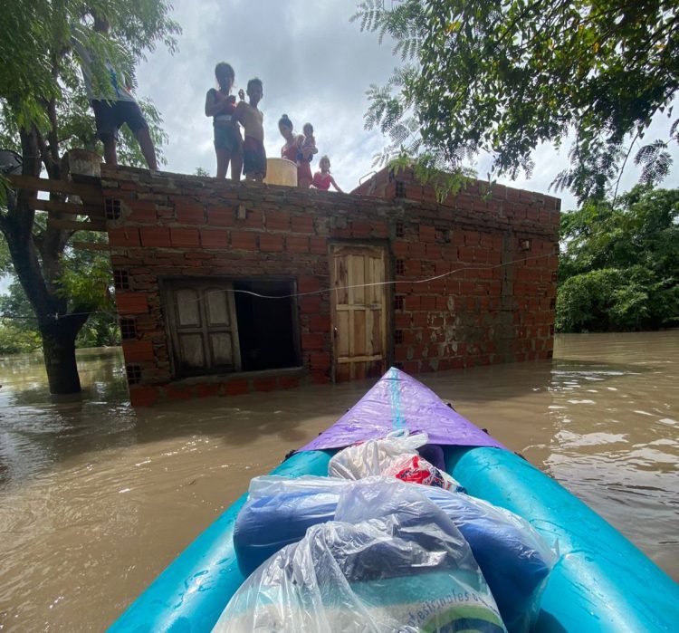 Atravesando una zona inundada, el concejal Ocampo asistió a familias con casas anegadas