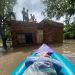 Atravesando una zona inundada, el concejal Ocampo asistió a familias con casas anegadas
