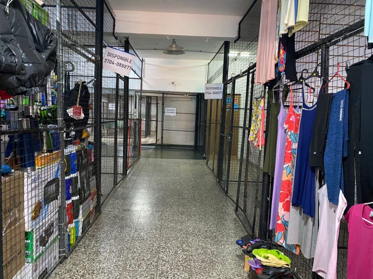 Desolación en el mercado del Puerto: decenas de locales vacíos