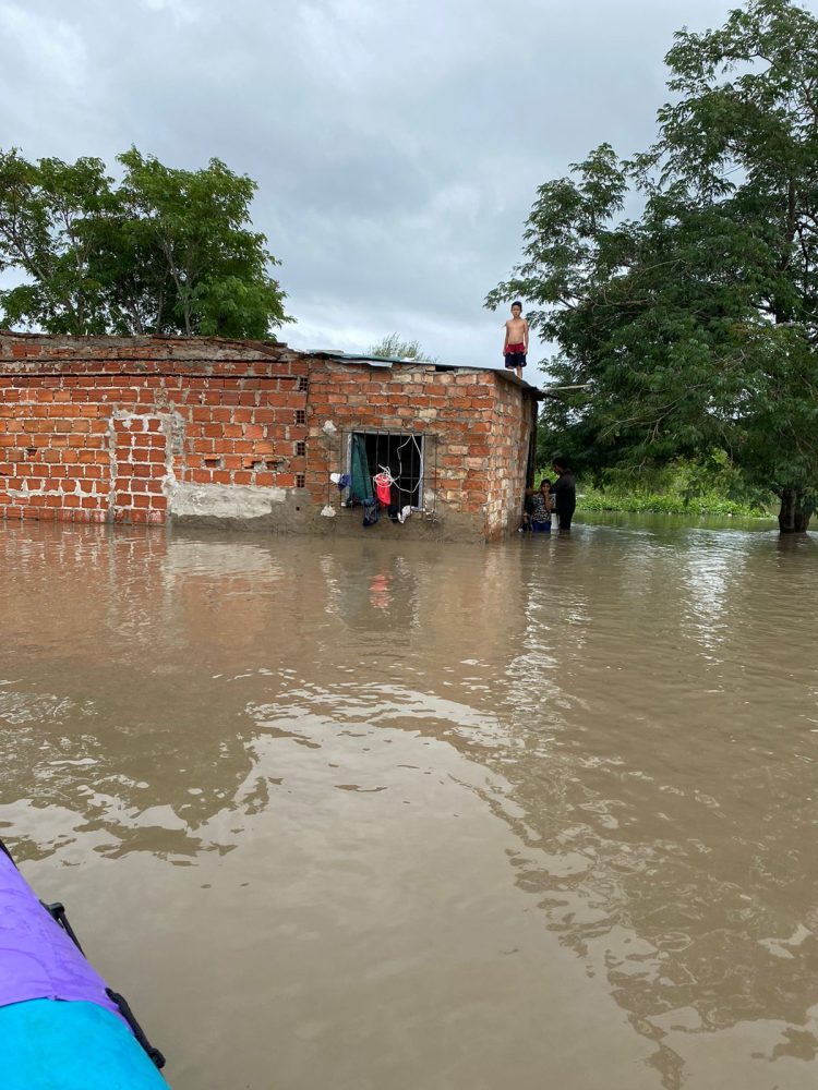 Atravesando una zona inundada, el concejal Ocampo asistió a familias con casas anegadas