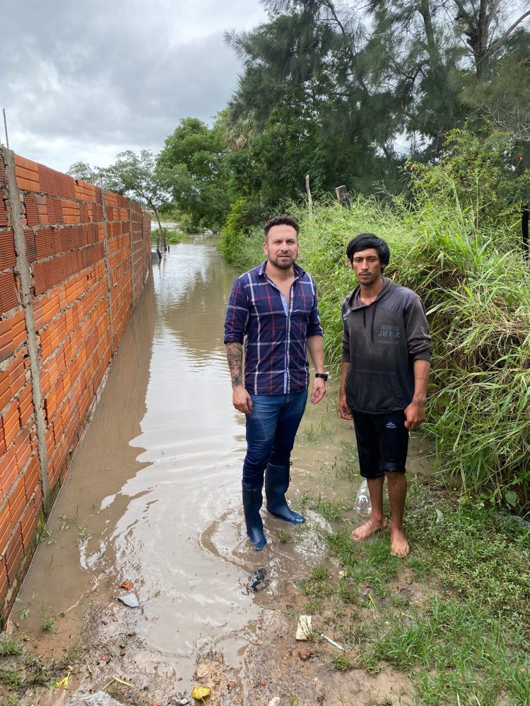 Atravesando una zona inundada, el concejal Ocampo asistió a familias con casas anegadas