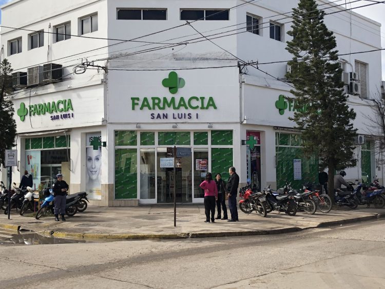 Farmacia San Luis cumple 25 años y lo celebra con sorteos y regalos