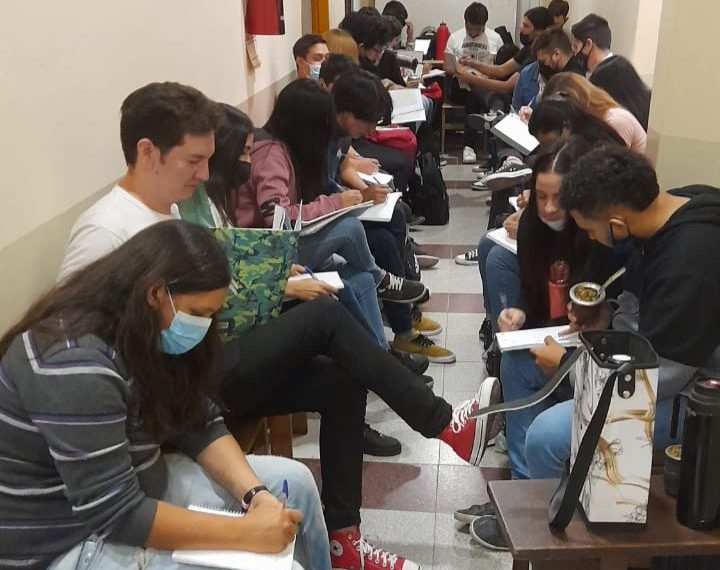 Alumnos de Bellas Artes dan clases en pasillos y advierten por riesgos