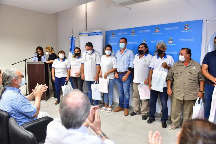 Convenio incluye al Plan Fines a 50 empleados de Legislatura para que finalicen estudios