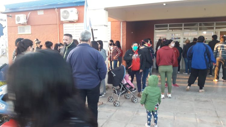 Conflicto entre padres y directivos mantiene en vilo a la Escuela N° 545