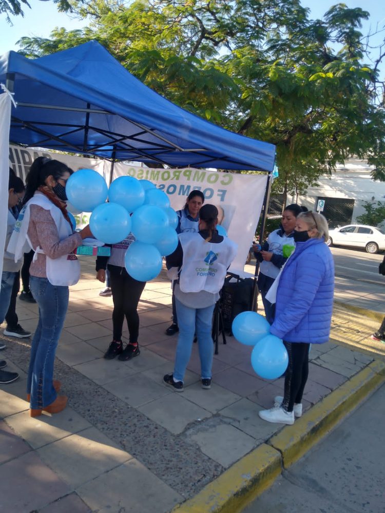 Compromiso Formoseño repartió escarapelas y globos en el microcentro