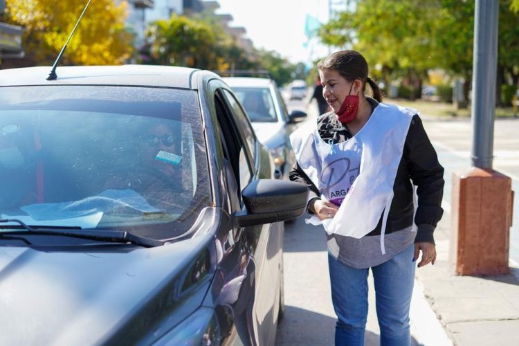 Compromiso Formoseño repartió escarapelas y globos en el microcentro