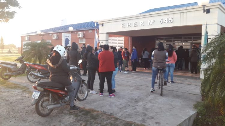 Conflicto entre padres y directivos mantiene en vilo a la Escuela N° 545