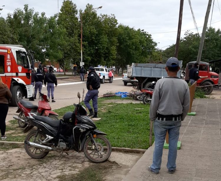 Un camión arrolló a dos motociclistas al girar en una esquina de Clorinda, un muerto