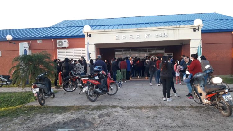 Conflicto entre padres y directivos mantiene en vilo a la Escuela N° 545