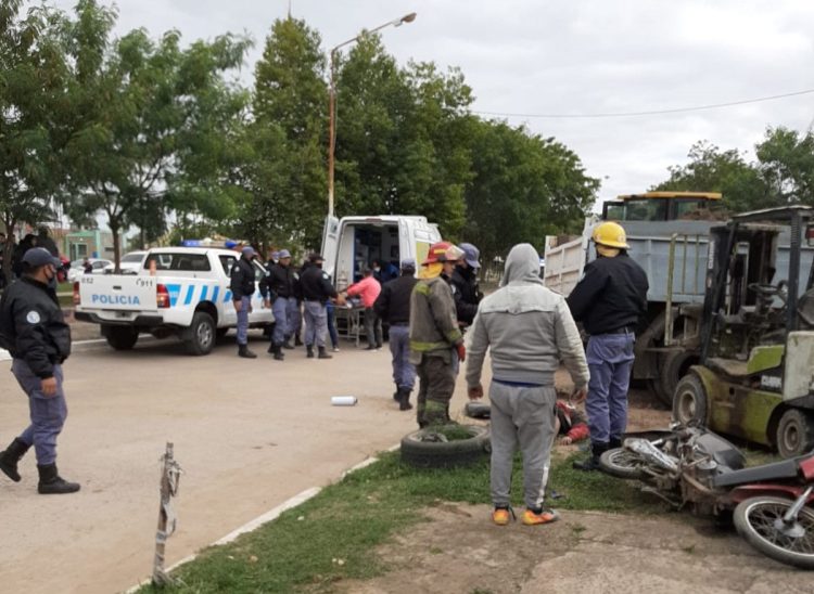 Un camión arrolló a dos motociclistas al girar en una esquina de Clorinda, un muerto