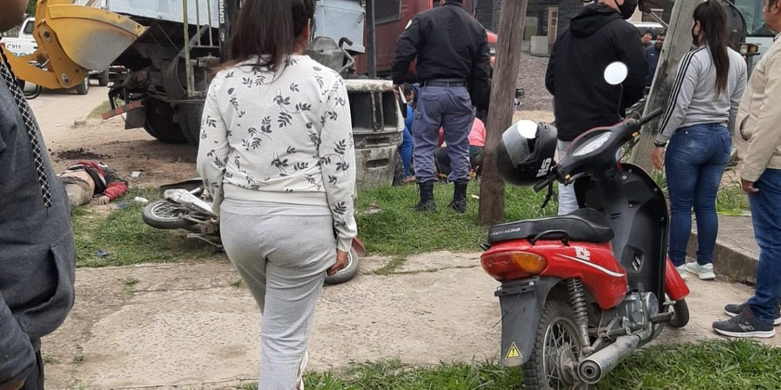 Un camión arrolló a dos motociclistas al girar en una esquina de Clorinda, un muerto