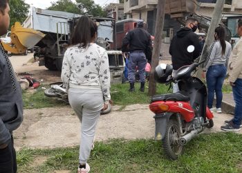 Un camión arrolló a dos motociclistas al girar en una esquina de Clorinda, un muerto