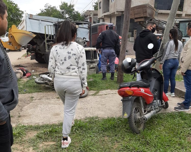 Un camión arrolló a dos motociclistas al girar en una esquina de Clorinda, un muerto