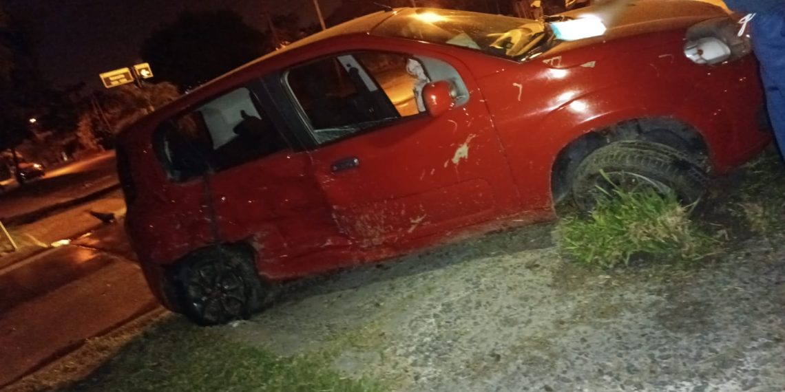 Embistió a un auto, lo tiró a la vereda y se fugó