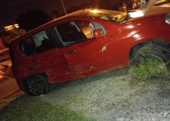 Embistió a un auto, lo tiró a la vereda y se fugó