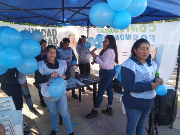 Compromiso Formoseño repartió escarapelas y globos en el microcentro