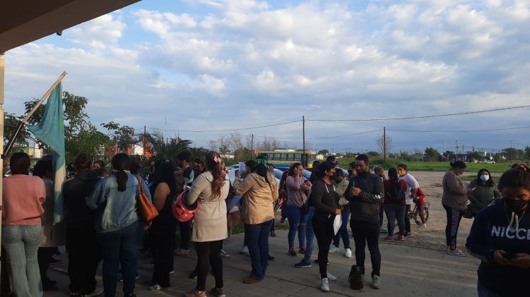 Conflicto entre padres y directivos mantiene en vilo a la Escuela N° 545