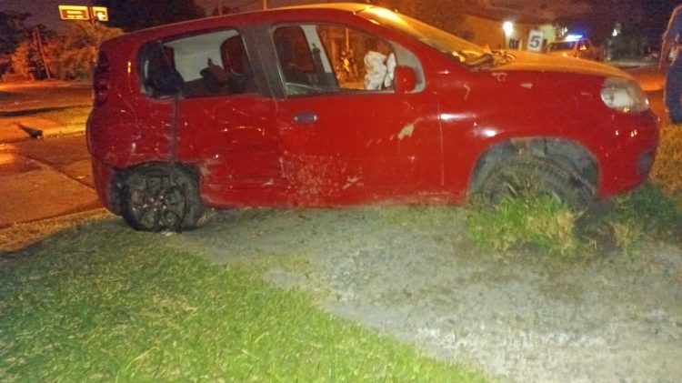 Embistió a un auto, lo tiró a la vereda y se fugó