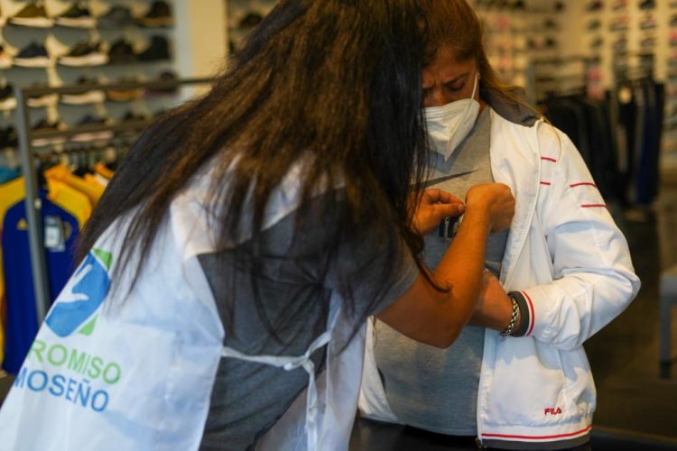 Compromiso Formoseño repartió escarapelas y globos en el microcentro