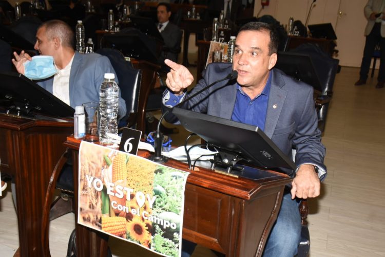 Osvaldo Zárate, a fuerza de trayectoria, se posiciona como cabeza de la UCR en la provincia