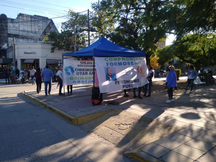 Compromiso Formoseño repartió escarapelas y globos en el microcentro