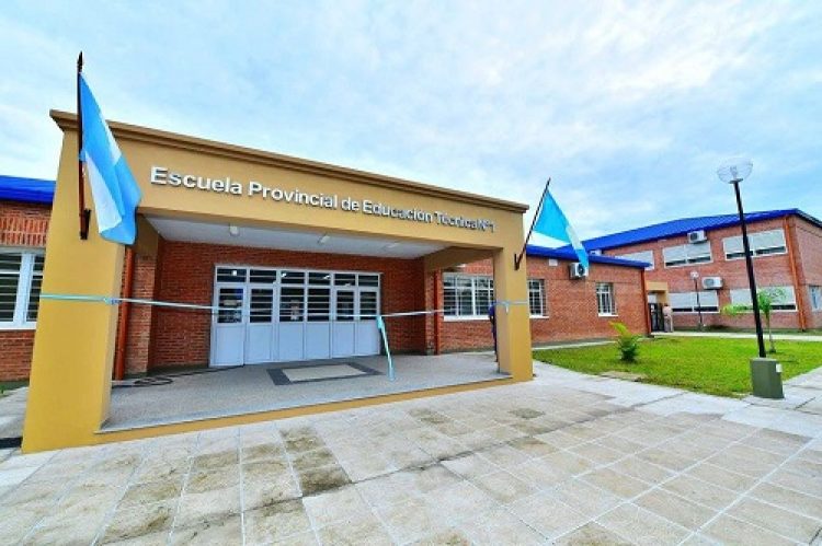 Es una joda? Curioso cartel de advertencia  para alumnos del Industrial que se masturban en el baño