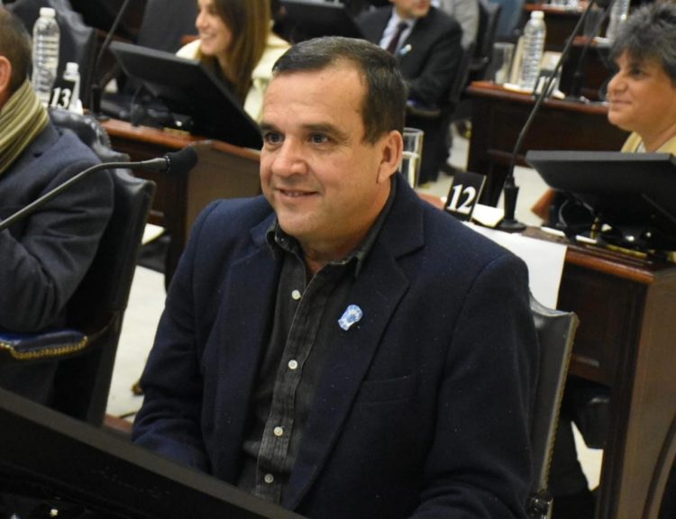 Con un proyecto de ley, Zárate propone un bono de $50 mil a estatales provinciales y municipales