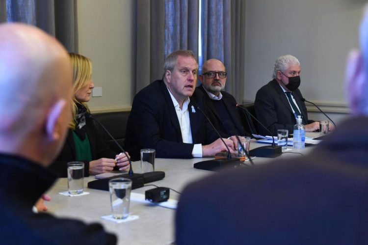 Docentes: Perczyk acordó con gremios un aumento salarial del 60,8%