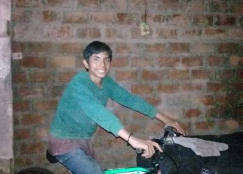 Ramón aprendió a leer y le donaron una bicicleta para ir a la escuela