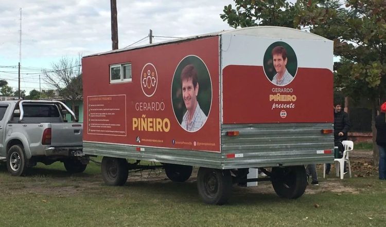 Piñeiro visitó con su oficina móvil a vecinos del barrio Juan Domingo Perón