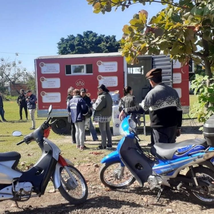 Piñeiro visitó con su oficina móvil a vecinos del barrio Juan Domingo Perón