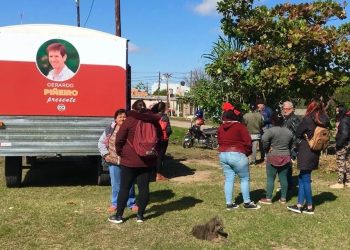 Piñeiro visitó con su oficina móvil a vecinos del barrio Juan Domingo Perón