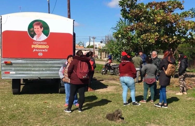 Piñeiro visitó con su oficina móvil a vecinos del barrio Juan Domingo Perón