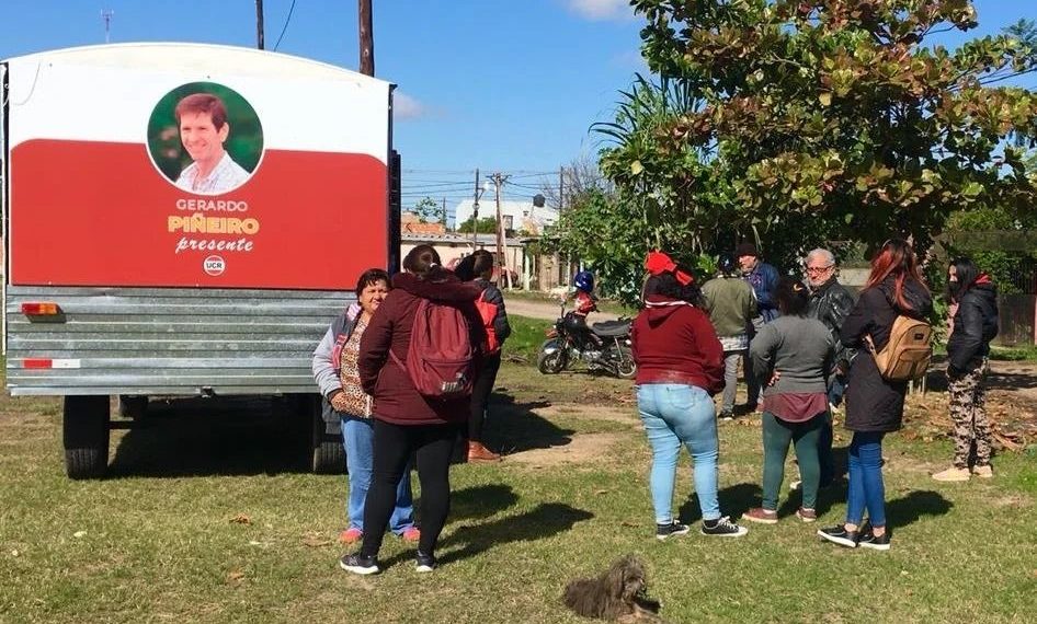 Piñeiro visitó con su oficina móvil a vecinos del barrio Juan Domingo Perón