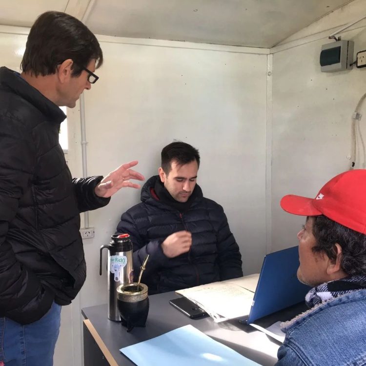 Piñeiro visitó con su oficina móvil a vecinos del barrio Juan Domingo Perón