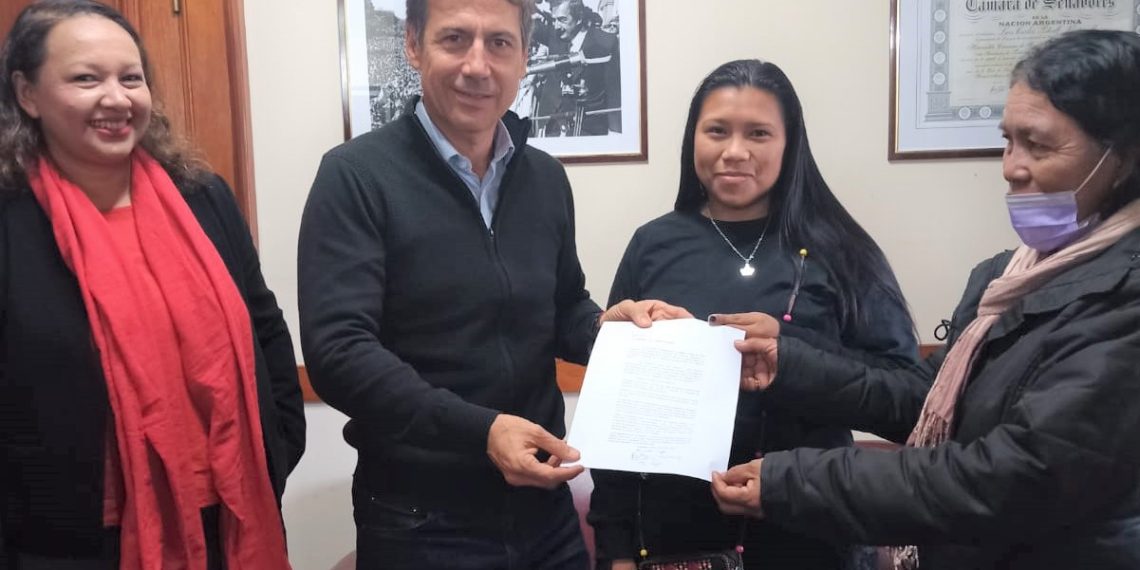 Naidenoff recibió a la esposa de Félix Díaz en el Senado