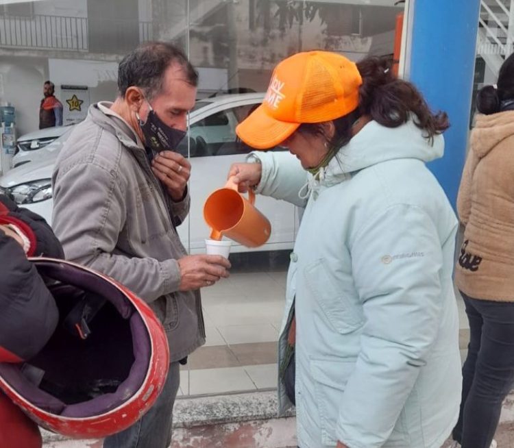 Ocampo llevó mate cocido y café caliente a personas haciendo fila en organismos