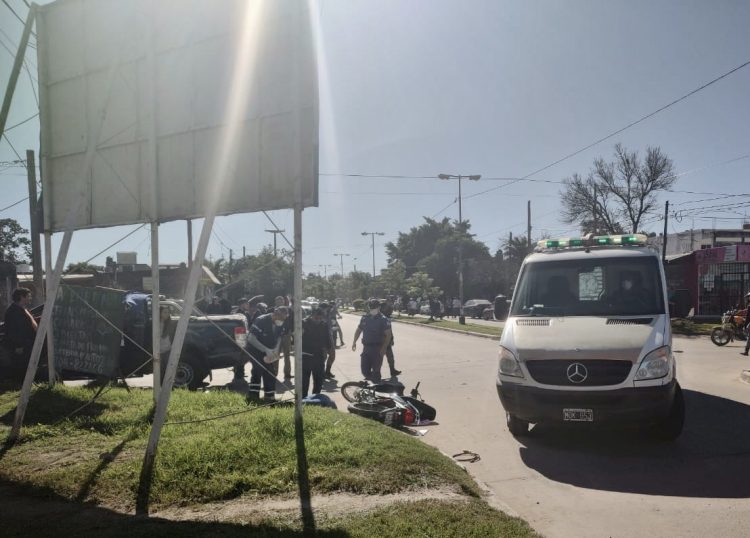 Una motociclista resultó con lesiones graves tras ser embestida por una camioneta