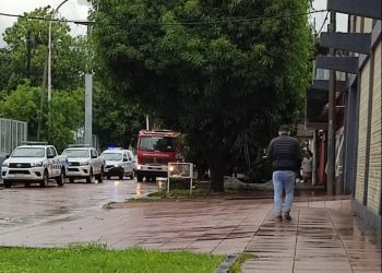 Una mujer incendió su moto y agredió a bomberos cuando acudieron a su casa