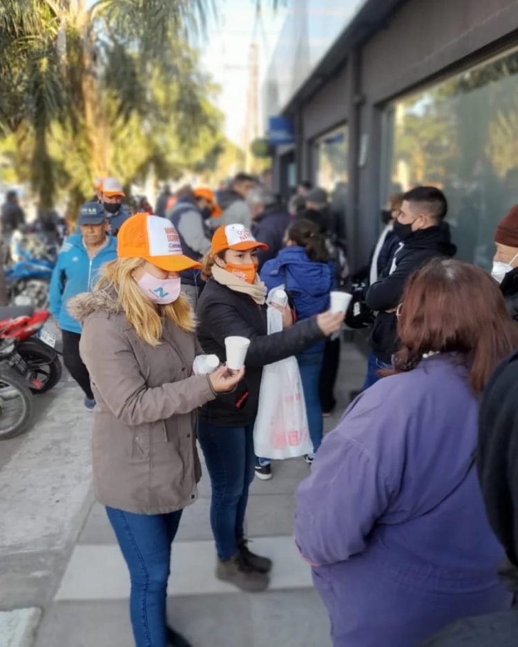 El concejal Marcelo Ocampo volvió a asistir a la gente en las filas del banco