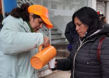 Ocampo llevó mate cocido y café caliente a personas haciendo fila en organismos