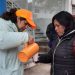 Ocampo llevó mate cocido y café caliente a personas haciendo fila en organismos