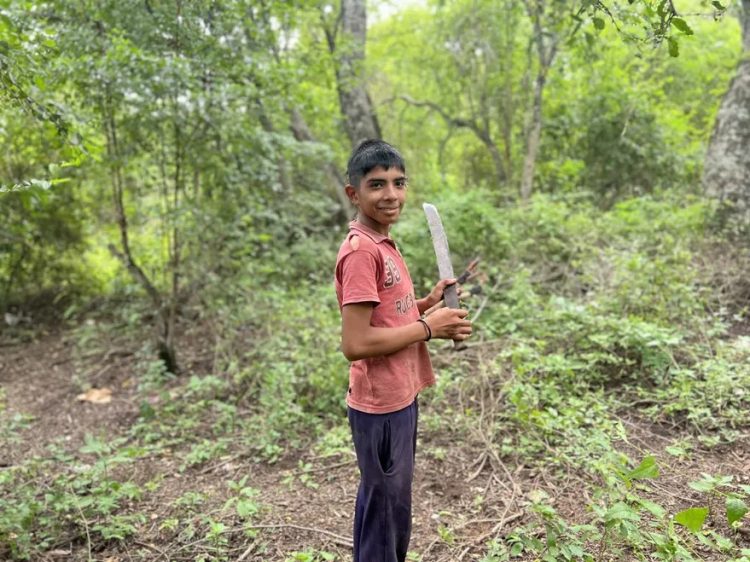 Ramón aprendió a leer y le donaron una bicicleta para ir a la escuela