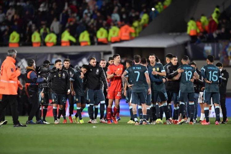 Dibu Martínez: el arquero que despierta la idolatría de los más chicos