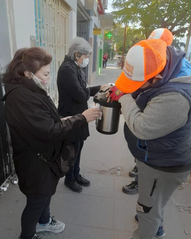 El concejal Marcelo Ocampo volvió a asistir a la gente en las filas del banco