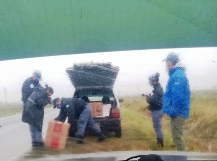 Llevaba contrabando, lo agarró la policía y perdió el auto, los cigarrillos y su libertad