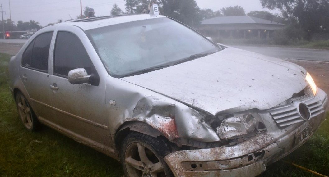 Chocó a un motociclista y abandonó el auto para huir